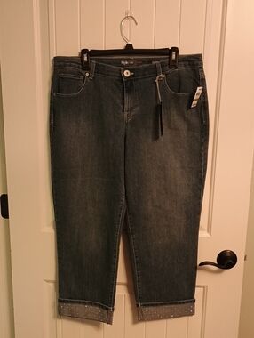 NWT Style & Co. Denim Curvy Fit Mid Rise Women's Size 14 Capri Jeans